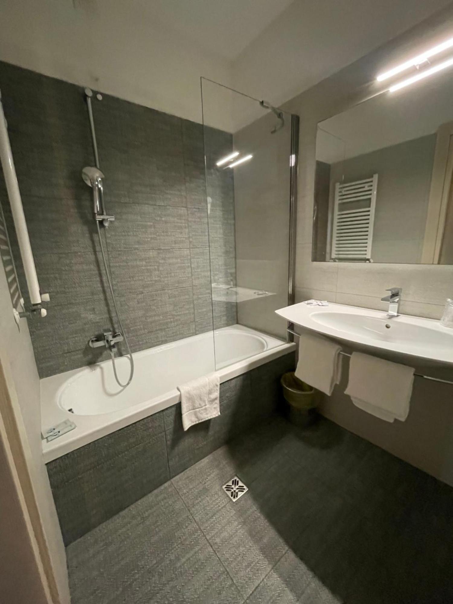 Deluxe Room,1499145523:JPEG